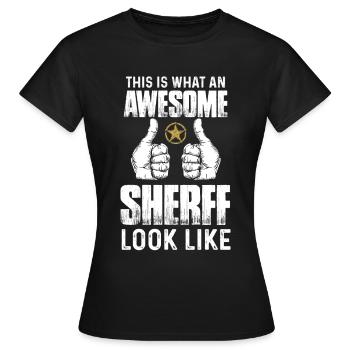 Awesome Sheriff mit Sheriffstern bei der Arbeit - Frauen T-Shirt - Schwarz - Vorne - AI Model Female 172 dark (172cm)