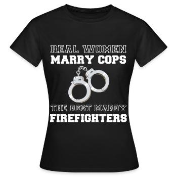 Frauen heiraten Cops Handschellen Polizei - Frauen T-Shirt - Schwarz - Vorne - AI Model Female 172 dark (172cm)
