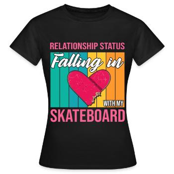 Skater Falling In Love With My Skateboard Gift - Frauen T-Shirt - Schwarz - Vorne - AI Model Female 172 dark (172cm)