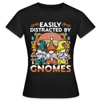 Gartenzwerg Easiliy Distracted By Gnomes - Frauen T-Shirt - Schwarz - Vorne - AI Model Female 172 dark (172cm)