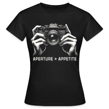 Fotograf Fotografie Fotografen Aperture Appetite - Frauen T-Shirt - Schwarz - Vorne - AI Model Female 172 dark (172cm)