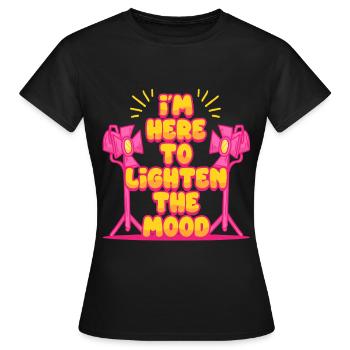 Un technicien d’éclairage est là pour détendre l’atmosphère - T-shirt Femme - noir - Devant - AI Model Female 172 dark (172cm)