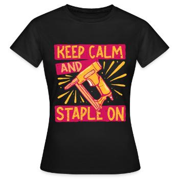 Polsterer Polsterin Keep Calm And Staple On - Frauen T-Shirt - Schwarz - Vorne - AI Model Female 172 dark (172cm)