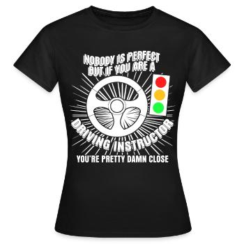 Moniteur d’auto-école Telling blague - T-shirt Femme - noir - Devant - AI Model Female 172 dark (172cm)