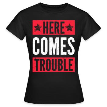 Here comes trouble trouble déclaration rengaine humour - T-shirt Femme - noir - Devant - AI Model Female 172 dark (172cm)