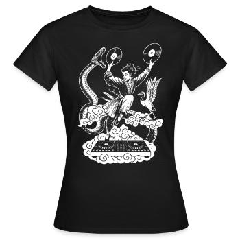 Open-Air Shirt: Geisha mit Vinyls am DJ-Pult - Frauen T-Shirt - Schwarz - Vorne - AI Model Female 172 dark (172cm)