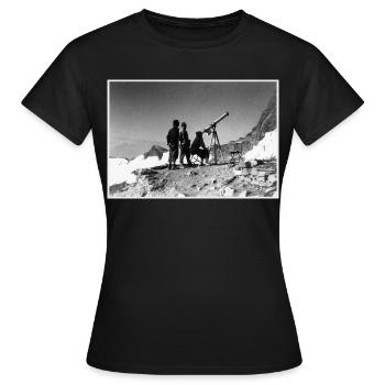 Drei Männer und ein Teleskop - Frauen T-Shirt - Schwarz - Vorne - AI Model Female 172 dark (172cm)