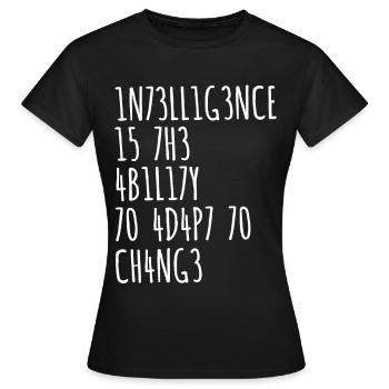 L’INTELLIGENCE EST LA CAPACITÉ DE S’ADAPTER AU CHANGEMENT - T-shirt Femme - noir - Devant - AI Model Female 172 dark (172cm)