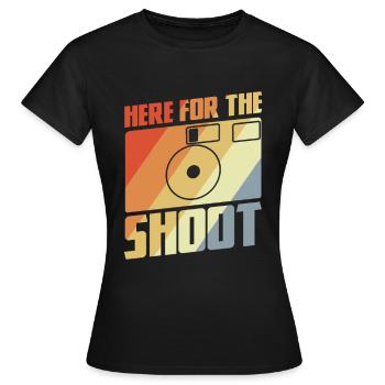 Hier für das Fotoshooting - Frauen T-Shirt - Schwarz - Vorne - AI Model Female 172 dark (172cm)