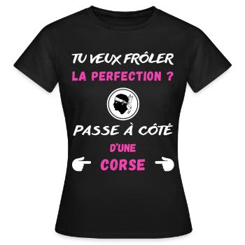 Tu veux frôler la perfection ? Humour Corse - T-shirt Femme - noir - Devant - AI Model Female 172 dark (172cm)