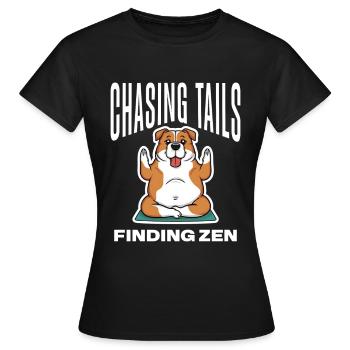 yoga bulldoge spruch chasing tails finding zen - Frauen T-Shirt - Schwarz - Vorne - AI Model Female 172 dark (172cm)