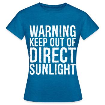 Warnung Vor direkter Sonneneinstrahlung schützen lustig - Frauen T-Shirt - Antikblaues Saphir meliert - Vorne - AI Model Female 172 dark (172cm)