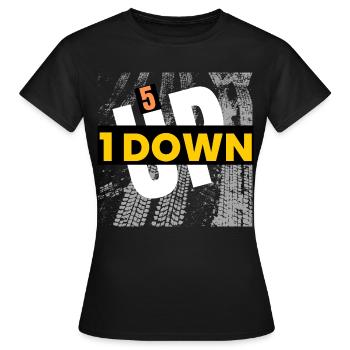1 runter 5 hoch - Frauen T-Shirt - Schwarz - Vorne - AI Model Female 172 dark (172cm)