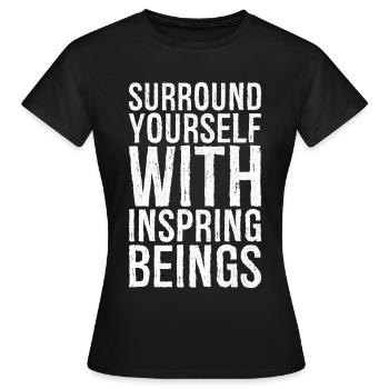 Entourez-vous d’êtres inspirants - T-shirt Femme - noir - Devant - AI Model Female 172 dark (172cm)
