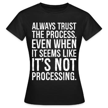 Vertrauen Sie immer dem Prozess, auch wenn es so aussieht - Frauen T-Shirt - Schwarz - Vorne - AI Model Female 172 dark (172cm)
