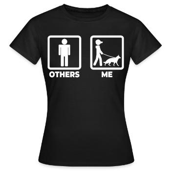 Schäferhund Besitzer - Frauen T-Shirt - Schwarz - Vorne - AI Model Female 172 dark (172cm)