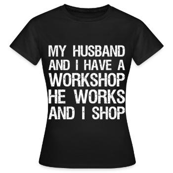mon mari et moi avons un atelier, il travaille et moi - T-shirt Femme - noir - Devant - AI Model Female 172 dark (172cm)