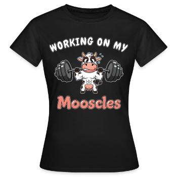Cow - Working on my Mooscles - Funny Gym Design - Frauen T-Shirt - Schwarz - Vorne - AI Model Female 172 dark (172cm)