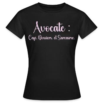 Avocate : café, dossiers et sarcasme - T-shirt Femme - noir - Devant - AI Model Female 172 dark (172cm)