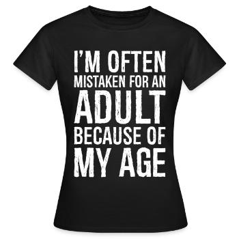 On me prend souvent pour un adulte à cause de mon âge - T-shirt Femme - noir - Devant - AI Model Female 172 dark (172cm)