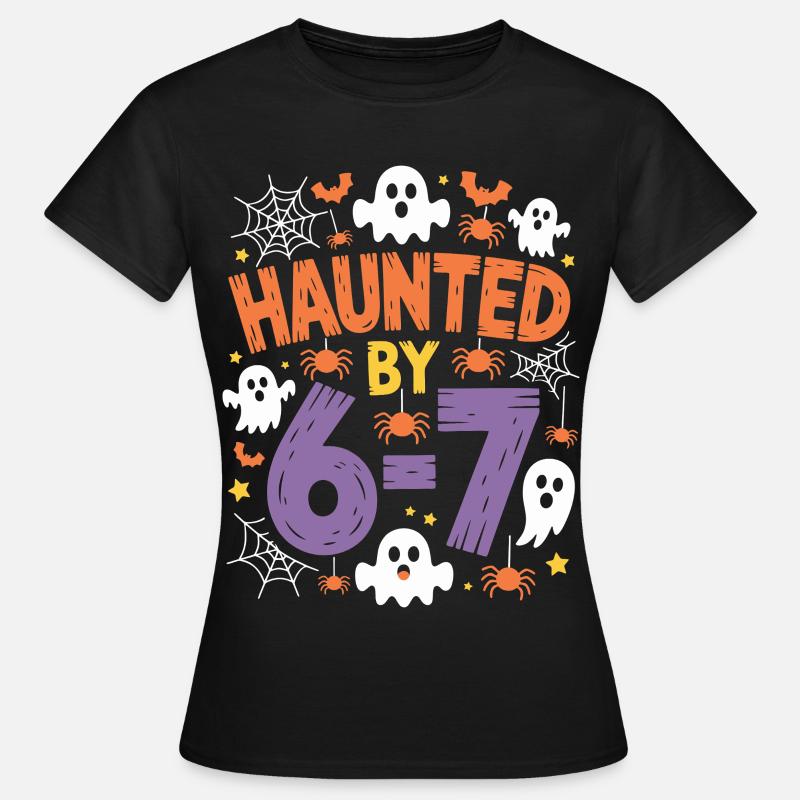 Haunted by 6-7 Halloween Math Pun Design - Dame-T-shirt - sort