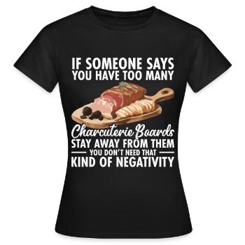 Plateau des amateurs de charcuterie Préparation d’un plateau de fromages - T-shirt Femme - noir - Devant - AI Model Female 172 dark (172cm)