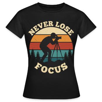 Ne jamais perdre la concentration – Design de photographie vintage - T-shirt Femme - noir - Devant - AI Model Female 172 dark (172cm)