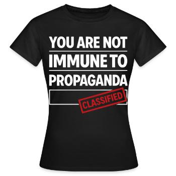 nicht immun gegen Propaganda - Frauen T-Shirt - Schwarz - Vorne - AI Model Female 172 dark (172cm)