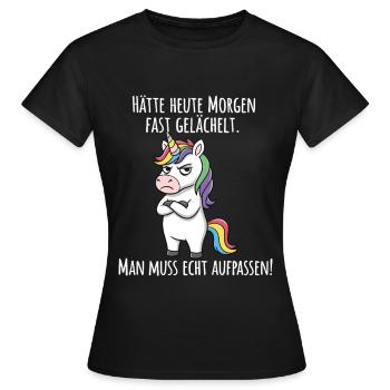 Fast gelächelt – Grummeliges Einhorn Morgenmuffel - Frauen T-Shirt - Schwarz - Vorne - AI Model Female 172 dark (172cm)