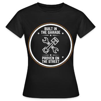 Garage Schrauber Emblem Built In The Garage - Frauen T-Shirt - Schwarz - Vorne - AI Model Female 172 dark (172cm)