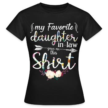 Ma belle-fille préférée m’a offert cette chemise fleurie - T-shirt Femme - noir - Devant - AI Model Female 172 dark (172cm)