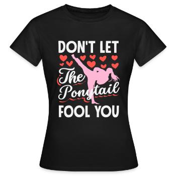 Unterschätze nie den Pferdeschwanz Karate Girl - Frauen T-Shirt - Schwarz - Vorne - AI Model Female 172 dark (172cm)