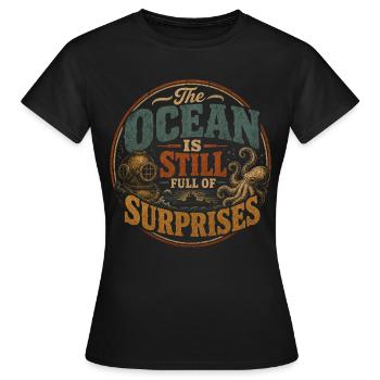 Der Ozean steckt voller Geheimnisse - Frauen T-Shirt - Schwarz - Vorne - AI Model Female 172 dark (172cm)