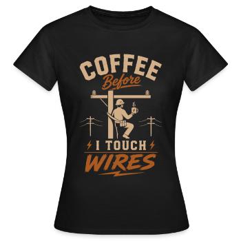 Kaffee Bevor Ich Kabel Anfasse - Frauen T-Shirt - Schwarz - Vorne - AI Model Female 172 dark (172cm)