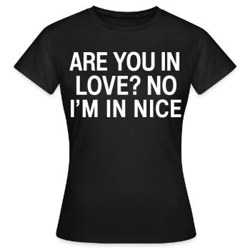 In Love No I'm In Nice | Reisehumor Frankreich - Frauen T-Shirt - Schwarz - Vorne - AI Model Female 172 dark (172cm)