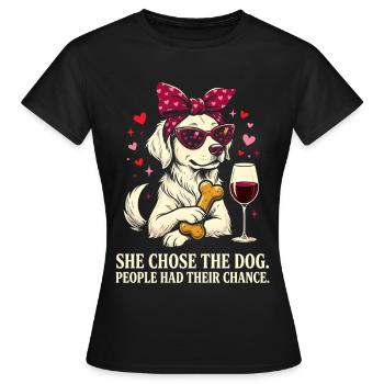 Sie wählte den Hund lustige Mama - Frauen T-Shirt - Schwarz - Vorne - AI Model Female 172 dark (172cm)