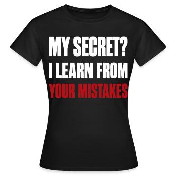 Mein Geheimnis? Ich lerne aus deinen Fehlern – lustiges Zitat - Frauen T-Shirt - Schwarz - Vorne - AI Model Female 172 dark (172cm)