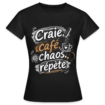 Craie Café Chaos Répète Rentrée Scolaire 2026 - 20 - T-shirt Femme - noir - Devant - AI Model Female 172 dark (172cm)