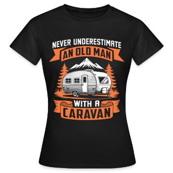 Ne sous-estimez jamais un vieil homme avec une caravane - T-shirt Femme - noir - Devant - AI Model Female 172 dark (172cm)