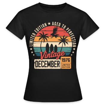 Limitierte Ausgabe Dezember 1976 - Frauen T-Shirt - Schwarz - Vorne - AI Model Female 172 dark (172cm)