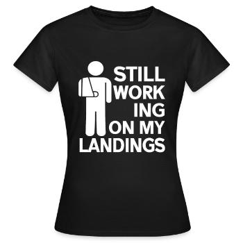 Ich arbeite noch an meiner Landung - Frauen T-Shirt - Schwarz - Vorne - AI Model Female 172 dark (172cm)
