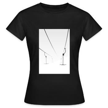 Schlepplift Ankerlift Skilift Winterurlaub Ski - Frauen T-Shirt - Schwarz - Vorne - AI Model Female 172 dark (172cm)