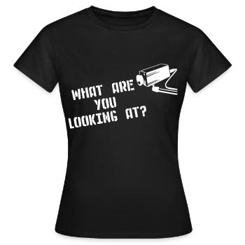 WHAT ARE YOU LOOKING AT CCTV Kamera Street Art - T-shirt Femme - noir - Devant - AI Model Female 172 dark (172cm)