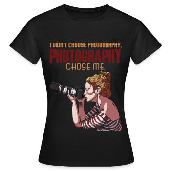 taking photos - Women's T-Shirt - black - Front - AI Model Female 172 dark (172cm)