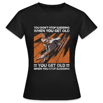 Schlitten Holzschlitten Winterurlaub - Frauen T-Shirt - Schwarz - Vorne - AI Model Female 172 dark (172cm)