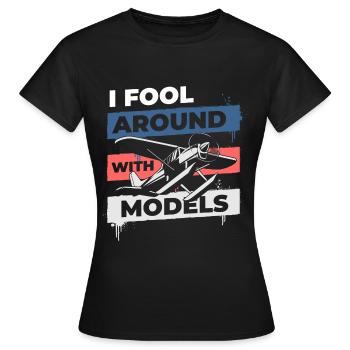 Modellbauer Fliegen Kunstflug - Frauen T-Shirt - Schwarz - Vorne - AI Model Female 172 dark (172cm)