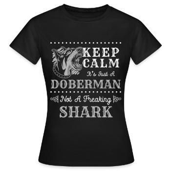 Dobermann Hunderasse Diensthund Hundetraining - Frauen T-Shirt - Schwarz - Vorne - AI Model Female 172 dark (172cm)
