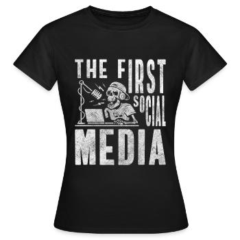 Cœur émetteur radio - T-shirt Femme - noir - Devant - AI Model Female 172 dark (172cm)