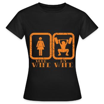 Ein MotivationsTStück für Sie "Ihre Frau meine - Frauen T-Shirt - Schwarz - Vorne - AI Model Female 172 dark (172cm)