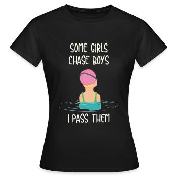 Schwimmerin Some Girls Chase Boys I Pass Them - Frauen T-Shirt - Schwarz - Vorne - AI Model Female 172 dark (172cm)